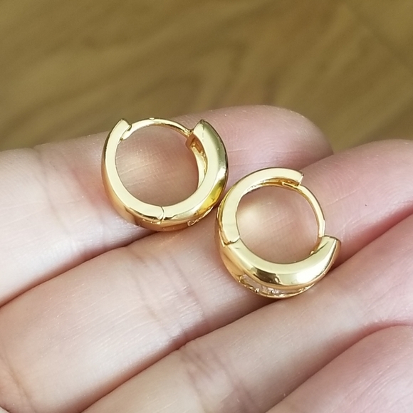 New 18K Gold Plated Diamond Hoop Earrings for Women - Picture 3 of 8